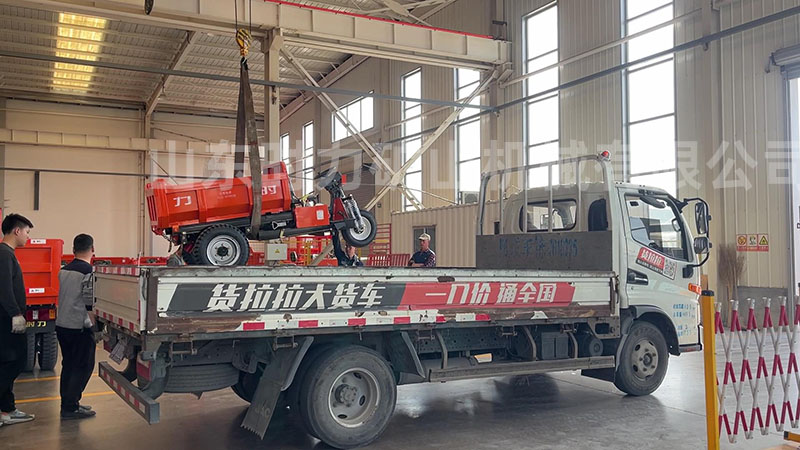 兩臺(tái)電動(dòng)三輪自卸車發(fā)貨